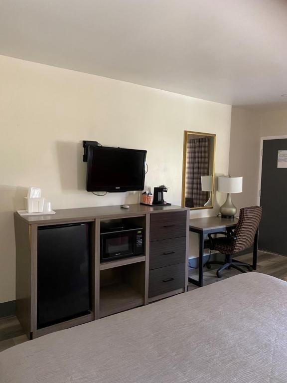 TV a/nebo společenská místnost v ubytování Quality Inn & Suites Goodyear - Phoenix West
