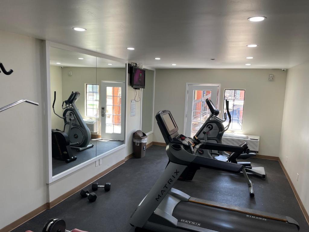 Fitness centrum a/nebo fitness zařízení v ubytování Quality Inn & Suites Goodyear - Phoenix West