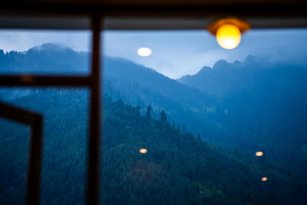 Nespecifikovaný výhled na hory nebo výhled na hory při pohledu z hostelu