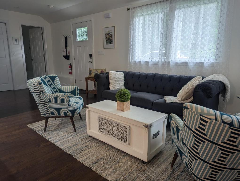un soggiorno con un divano e sedie blu di Tranquil Getaway Cottage in Charming, Bethel CT a Bethel