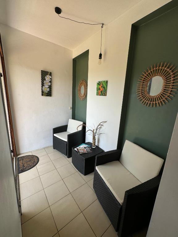 Posezení v ubytování La Canopée Enchantée, chambres d'hôtes, piscine, proche aéroport, Gare maritime