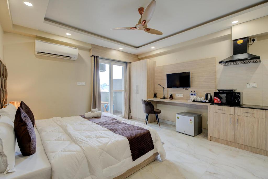 Postel nebo postele na pokoji v ubytování The Paras Studio Serviced Apartments