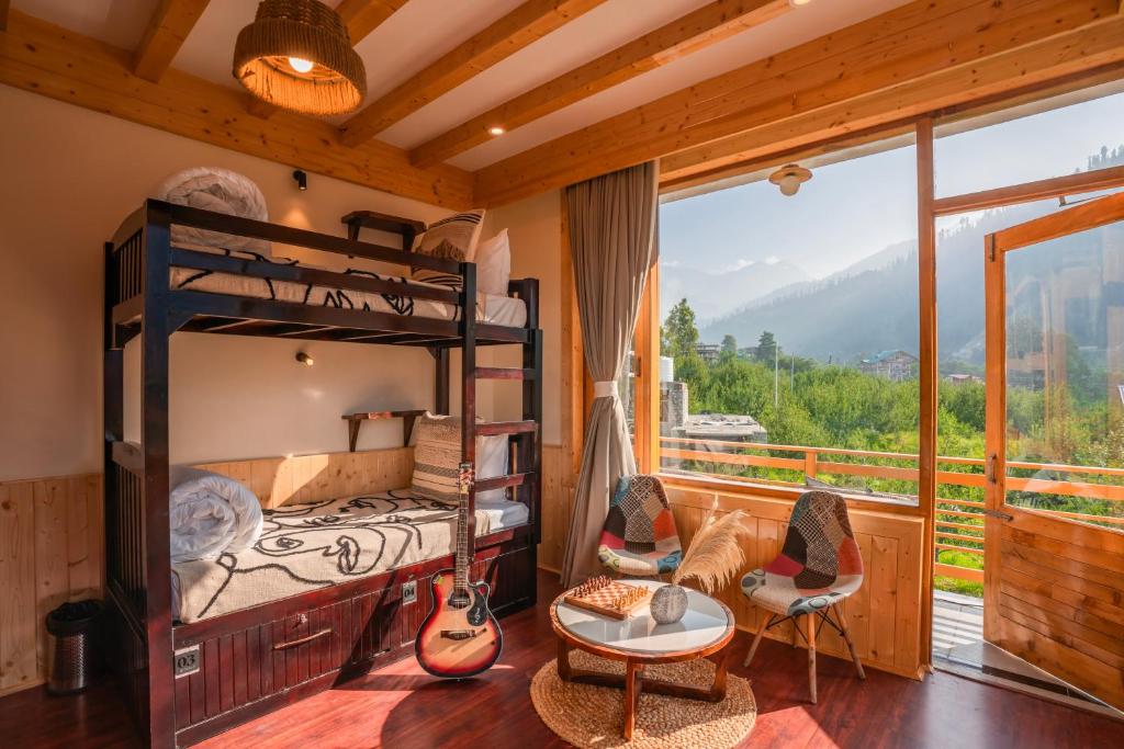 Nespecifikovaný výhled na hory nebo výhled na hory při pohledu z hostelu