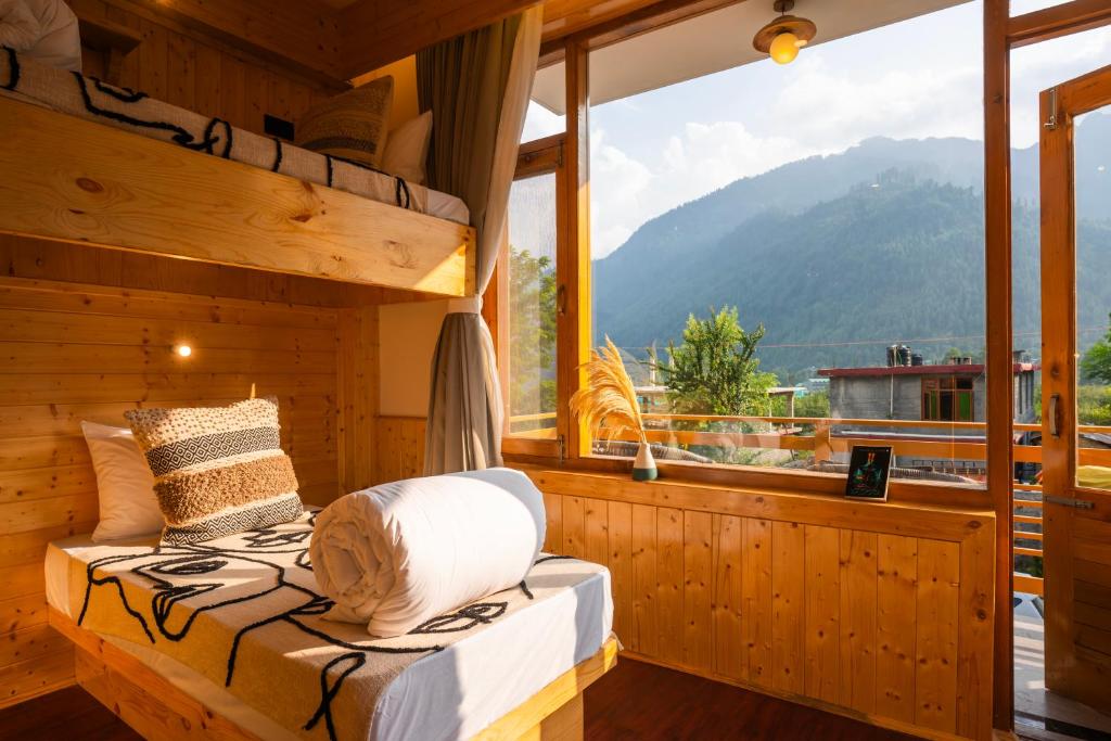 Nespecifikovaný výhled na hory nebo výhled na hory při pohledu z hostelu