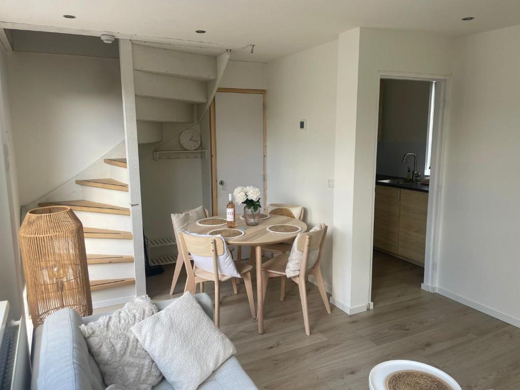 a living room with a table and a couch at Torensduin aan zee in Egmond aan Zee