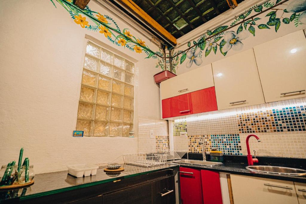 Kuchyň nebo kuchyňský kout v ubytování Ancestral Hostel