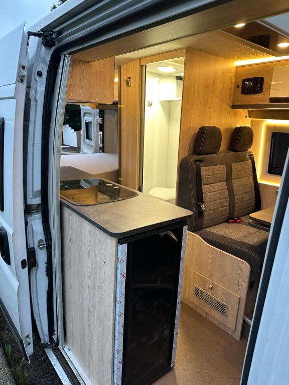 Kuchyň nebo kuchyňský kout v ubytování Lakoautó Berlés Luxus negykereken 2 Kastenwagen
