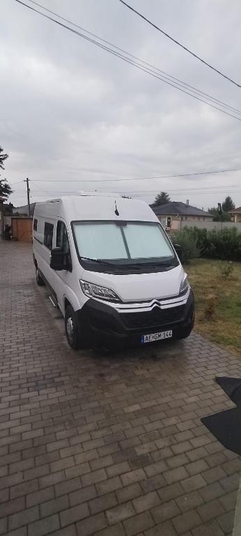 Fotografie z fotogalerie ubytování Lakoautó Berlés Luxus negykereken 2 Kastenwagen v destinaci Győrladamér