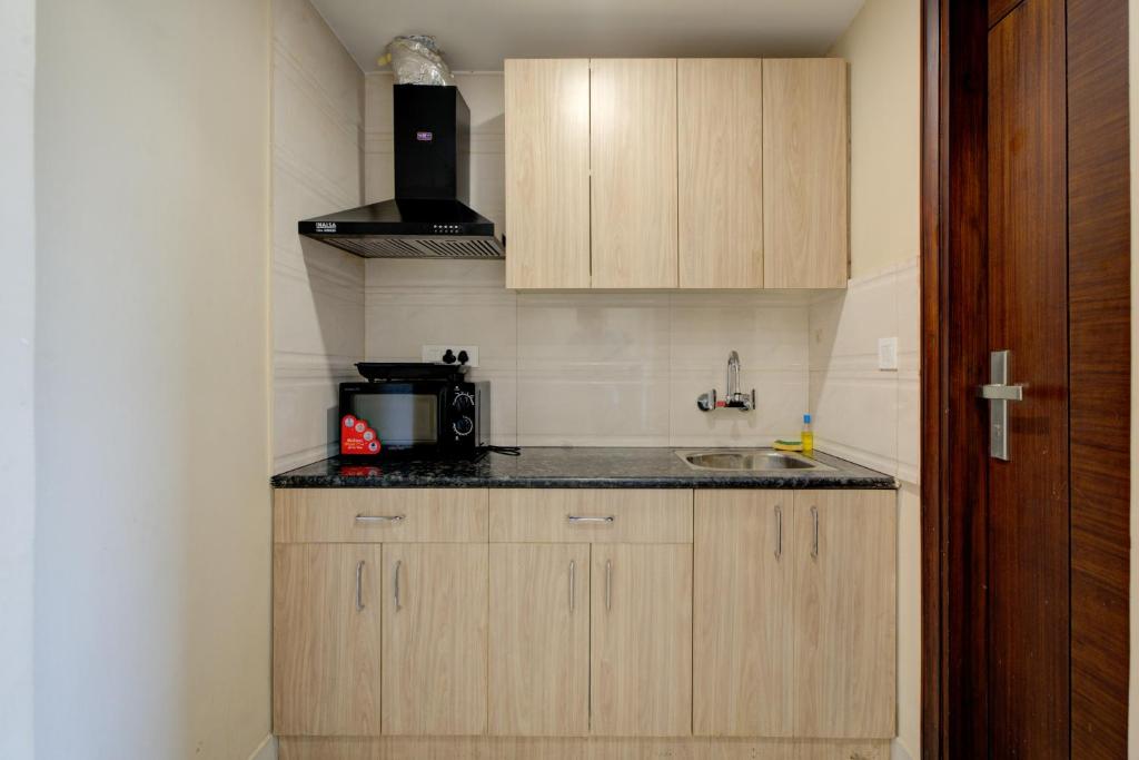 Kuchyň nebo kuchyňský kout v ubytování The Paras Studio Serviced Apartments