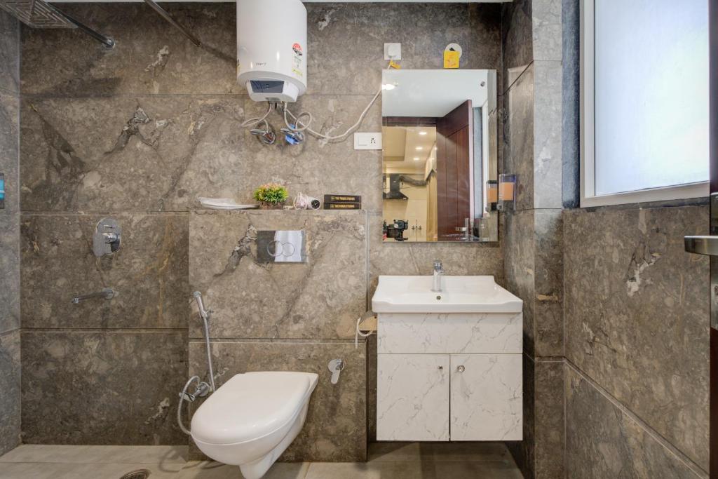 Koupelna v ubytování The Paras Studio Serviced Apartments