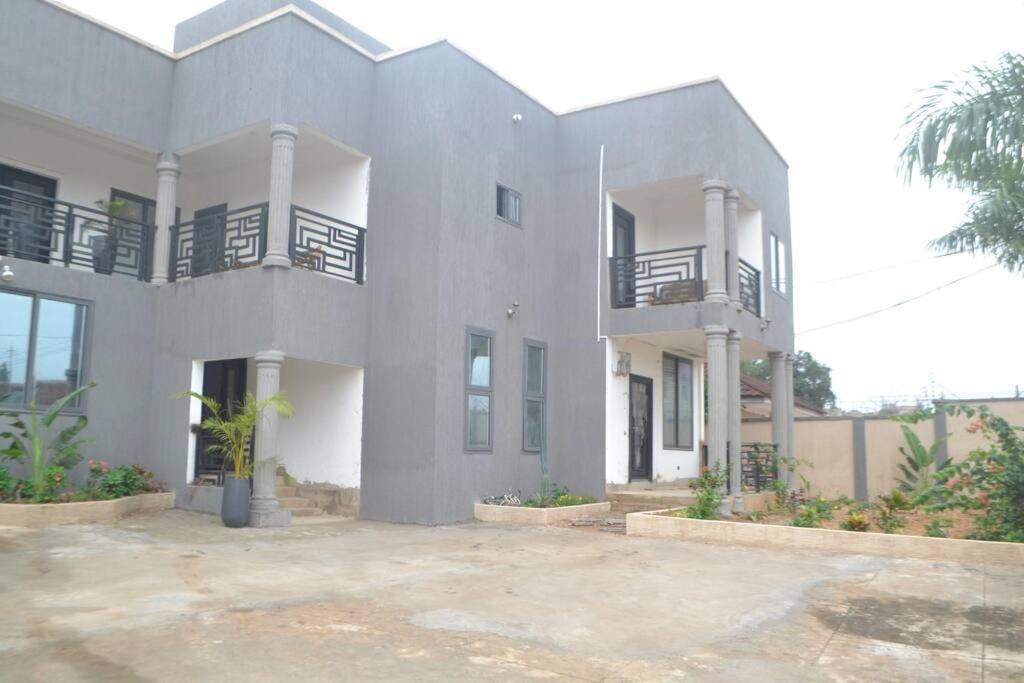 Una gran casa blanca con balcones. en Sankofa- 2-3 BR Apt suite Manet Estate East Legon-Ogbojo, en Ogbojo