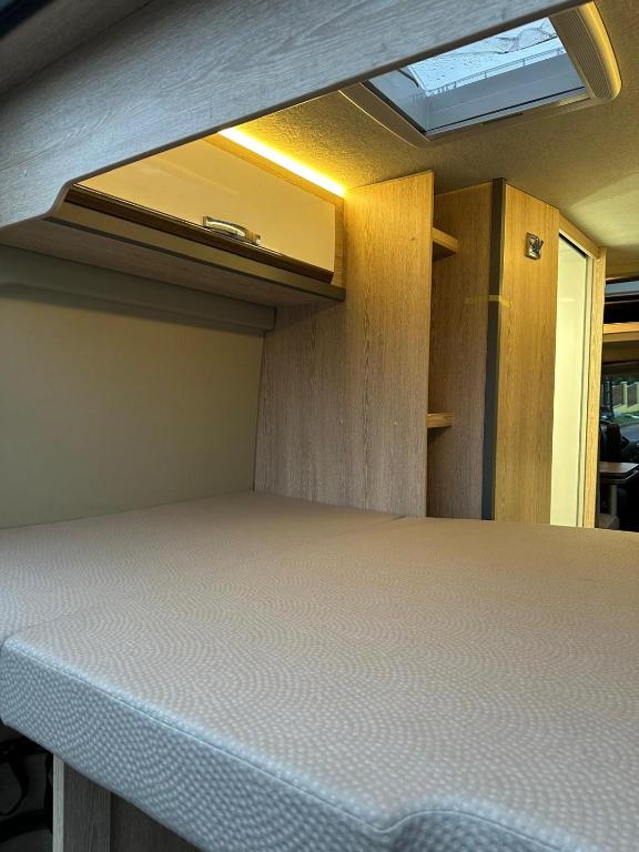 Fotografie z fotogalerie ubytování Lakoautó Berlés Luxus negykereken 2 Kastenwagen v destinaci Győrladamér