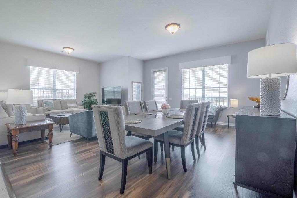 Photo inspiration: Penthouse Suite Hotel With Theme Park Access Orlando Reference: New Luxurious Vista Cay Lakeview Penthouse Ciélo Near All Theme