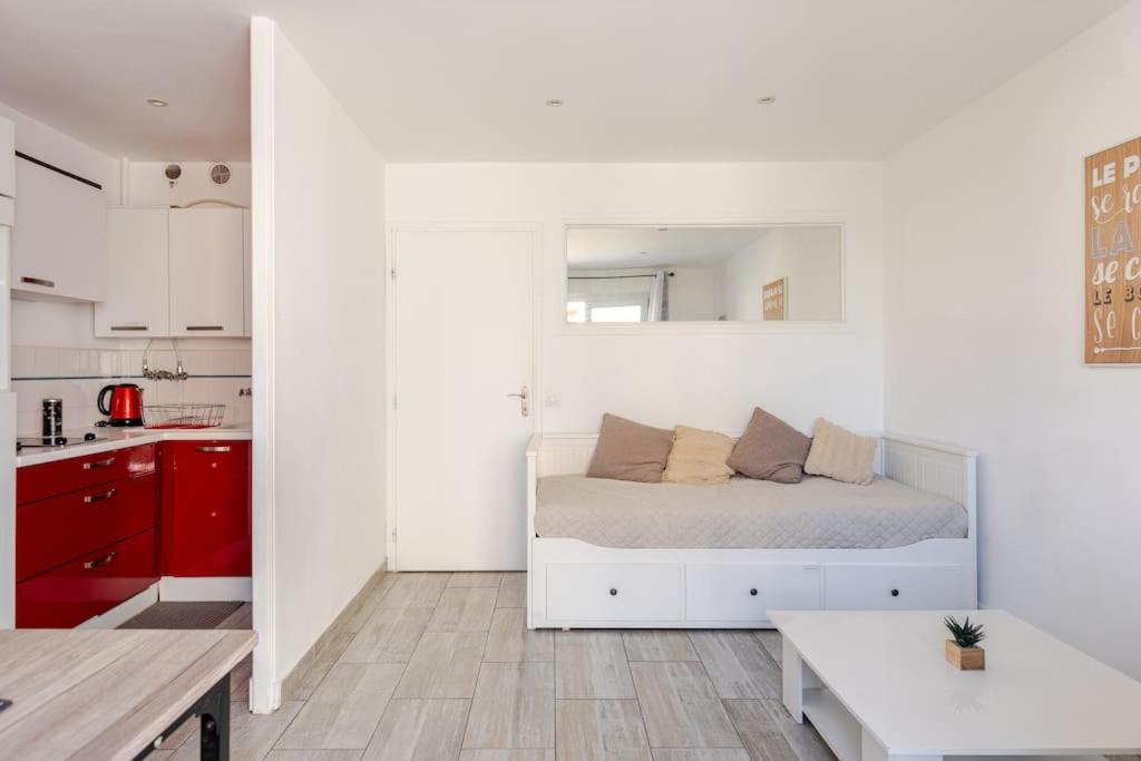 une chambre blanche avec un lit et une cuisine dans l'établissement Suquet Beach Center - 100m from beach & 10min Palace, à Cannes