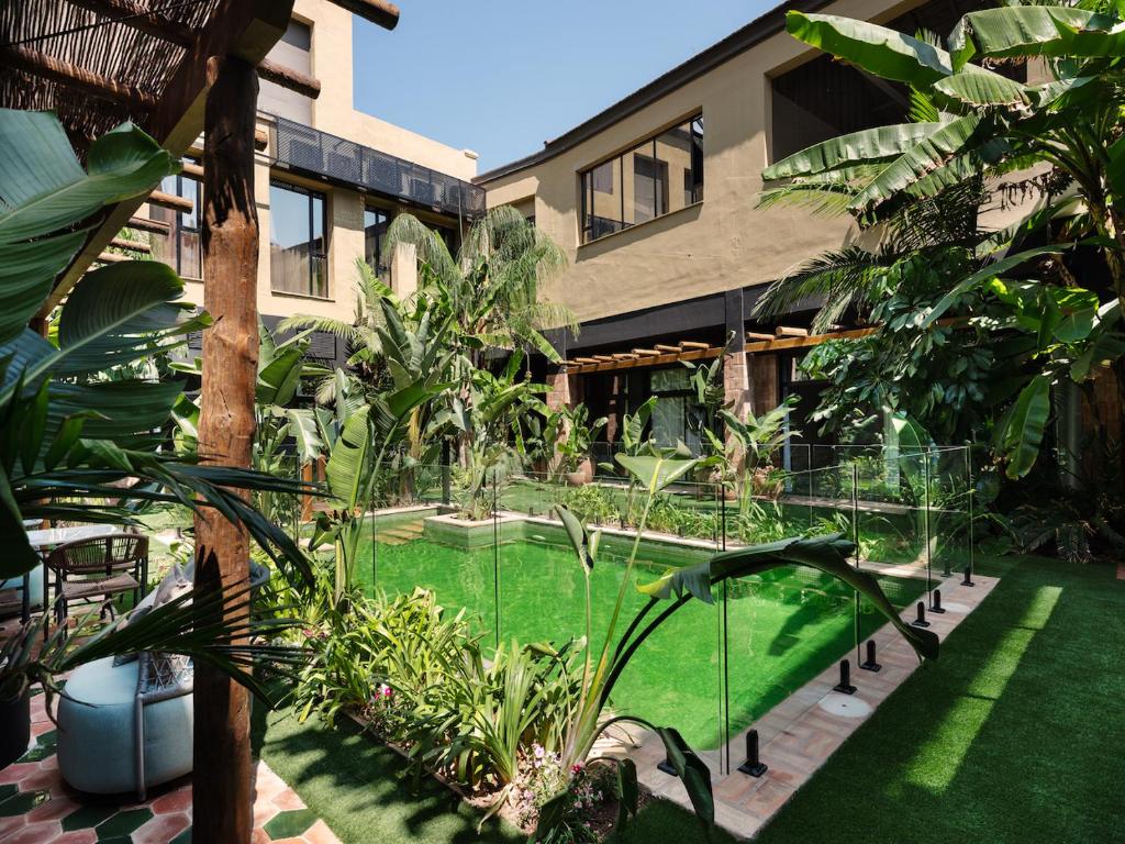 a courtyard of a building with plants in it at Saman Hotel Boutique in Valencia