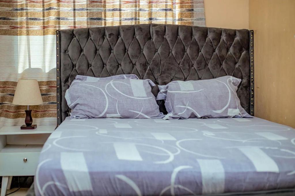Postel nebo postele na pokoji v ubytování Well lit and loaded studio bnb