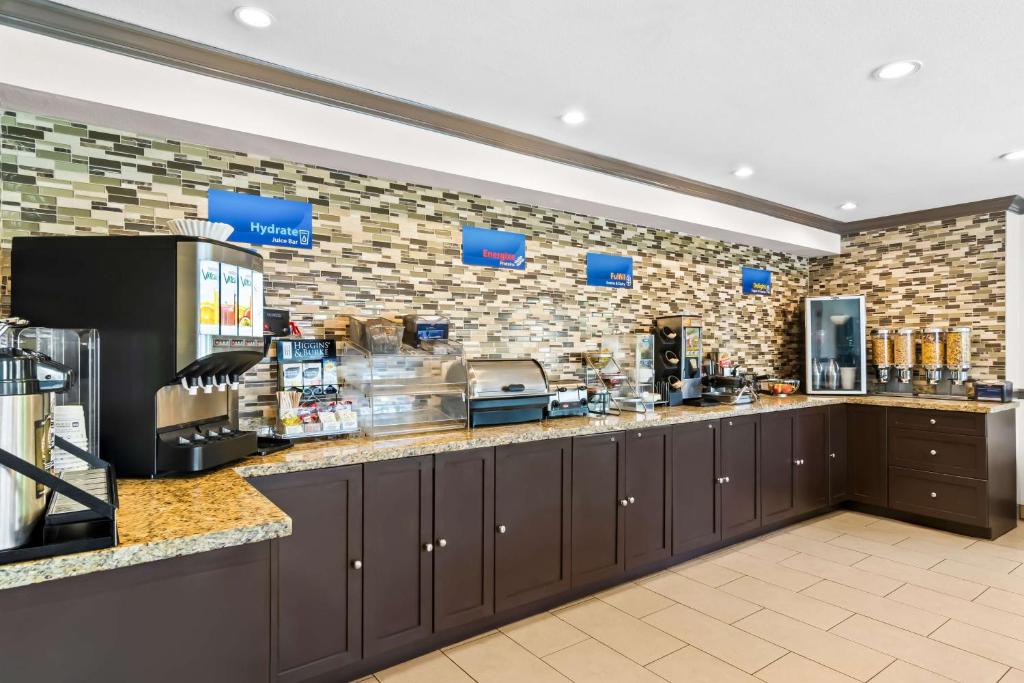 Příslušenství pro přípravu čaje a kávy v ubytování Best Western Maple Ridge