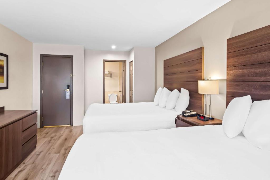 Postel nebo postele na pokoji v ubytování Best Western Maple Ridge
