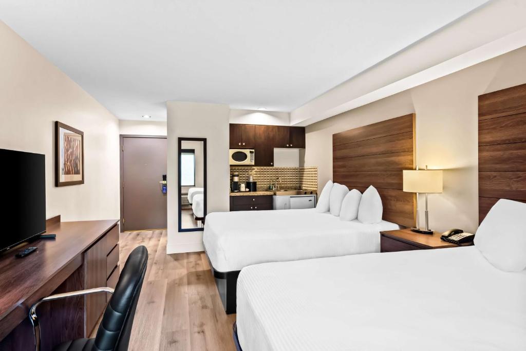 TV a/nebo společenská místnost v ubytování Best Western Maple Ridge