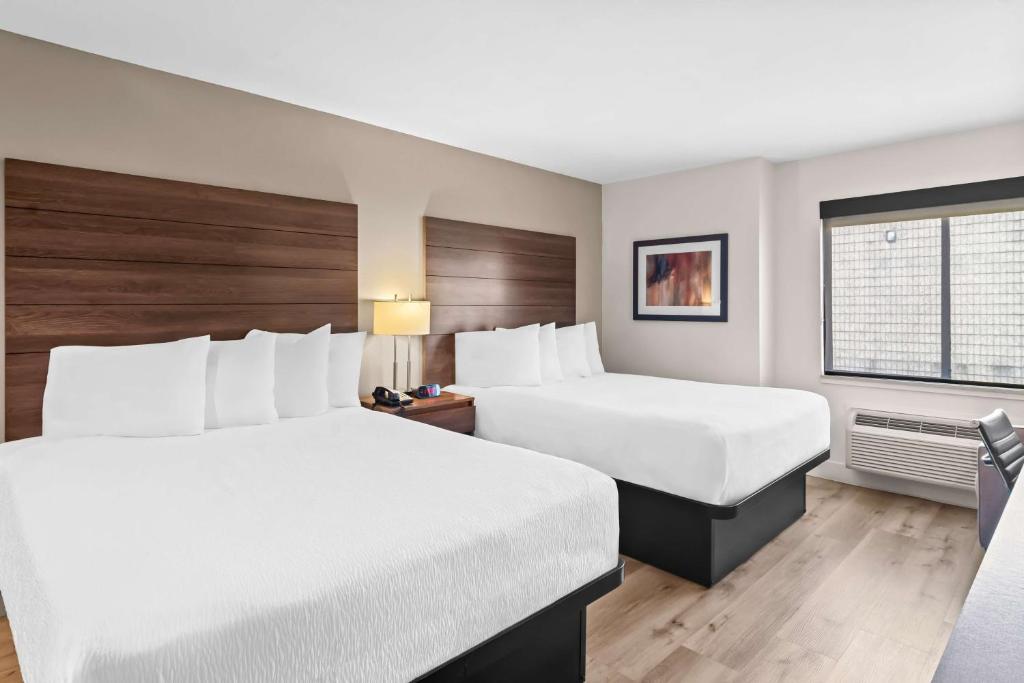 Postel nebo postele na pokoji v ubytování Best Western Maple Ridge