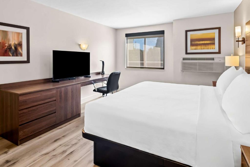 TV a/nebo společenská místnost v ubytování Best Western Maple Ridge