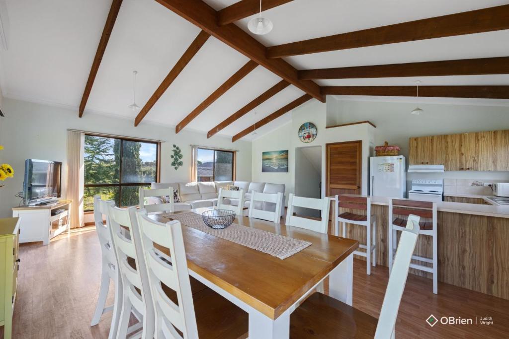 Kuchyň nebo kuchyňský kout v ubytování Happy Cowes Retreat Phillip Island