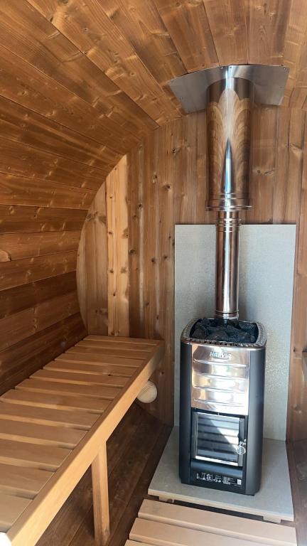 Fotografie z fotogalerie ubytování Paddock Pod - Sleeps 4 & Roofed Over Private Hot Tub & NEW SAUNA v destinaci Burnfoot