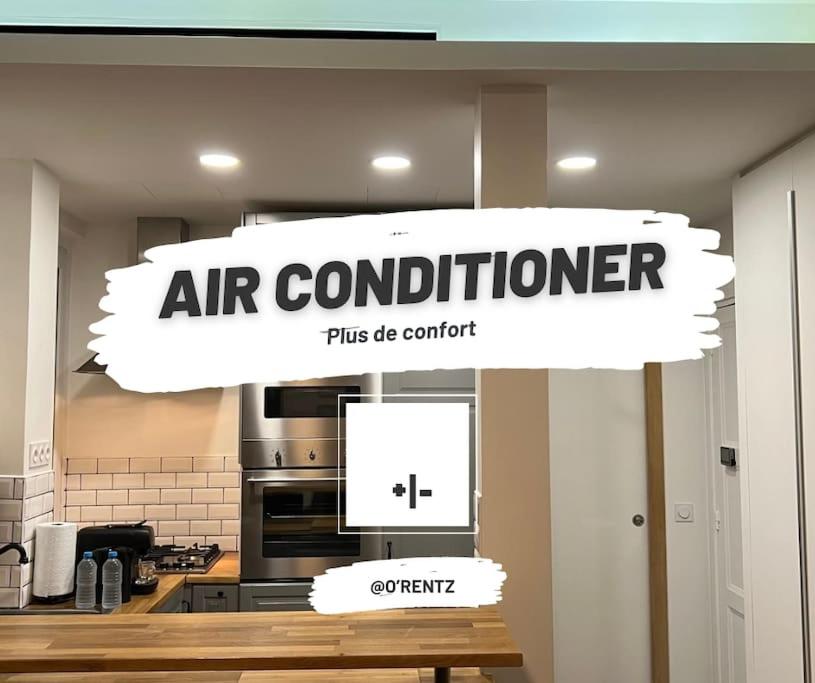 - un panneau pour la climatisation dans la cuisine dans l'établissement Climatisé À 10 min de Paris et des Jeux Paralympiques 2024, à Aubervilliers