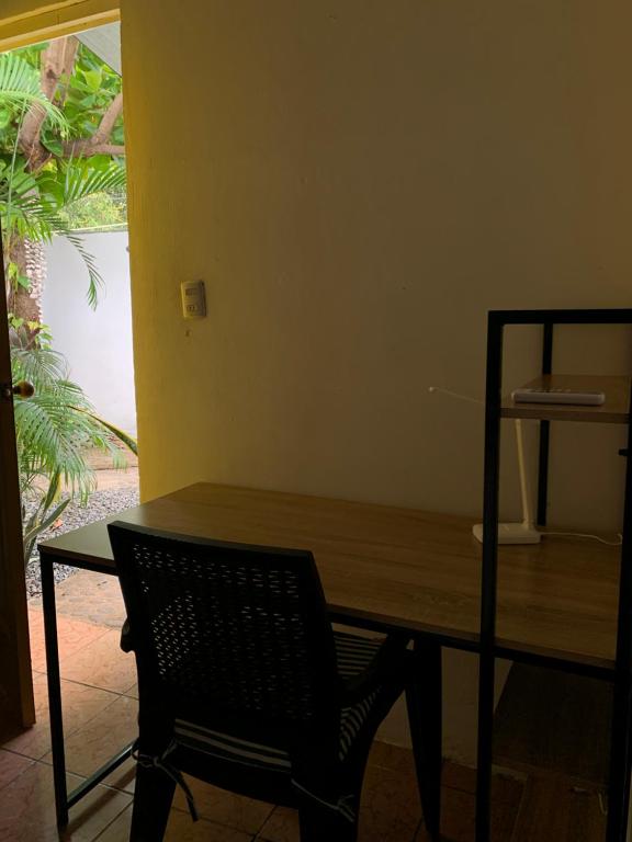 una mesa de madera con una silla en una habitación en Casa Maracuyá, en La Libertad