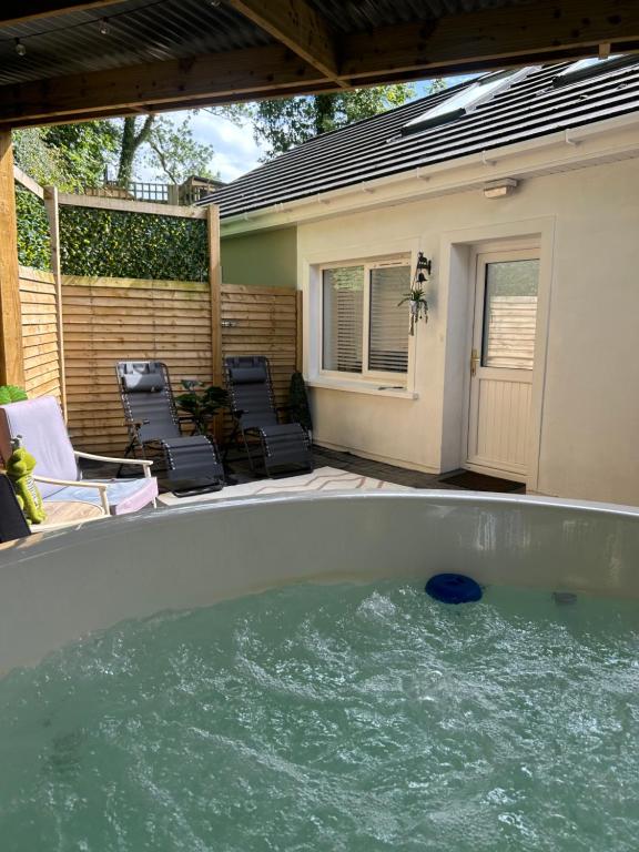 Bazén v ubytování Sèid Bò - Sleeps 6 - NEW Private 6 Person HotTub Available nebo v jeho okolí