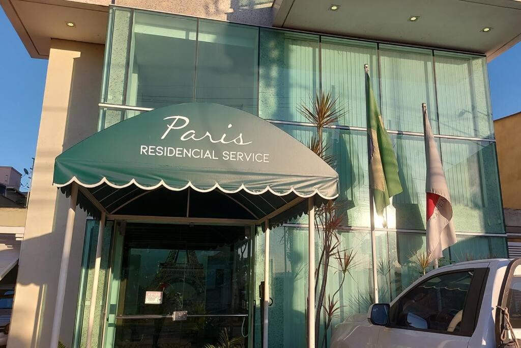 a restaurant with awning on the side of a building at Flats da Júnia 110 - funcional com ar, garagem, tv, microondas, frigobar e 14 km aeroporto in Lagoa Santa