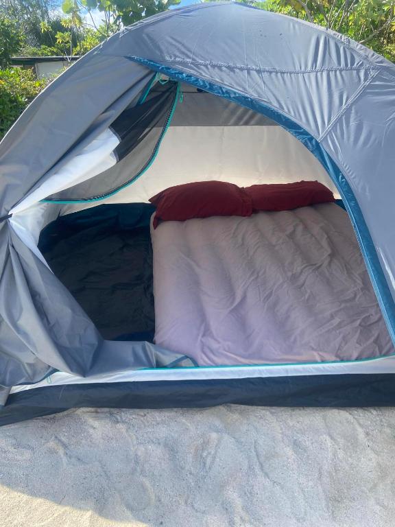 Voodi või voodid majutusasutuse ALAROOTS BORA BORA CAMP toas