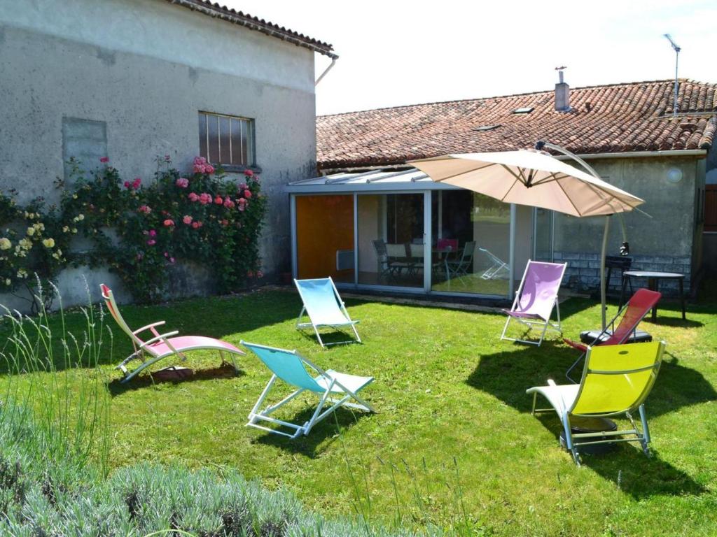 Charentaise rénovée avec jardin, à 20 min d'Angoulême - FR-1-653-90 - Maison De Vacances