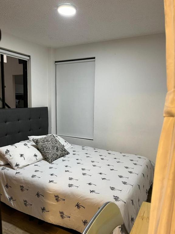 Postel nebo postele na pokoji v ubytování APARTASUITES BOGOTA 53 - 101a