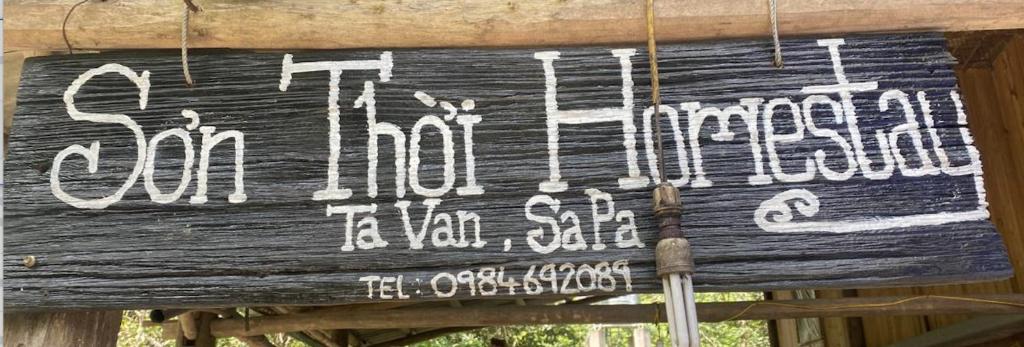 un cartello su un edificio con una scritta sopra di Son Thoi Homestay a Lao Cai