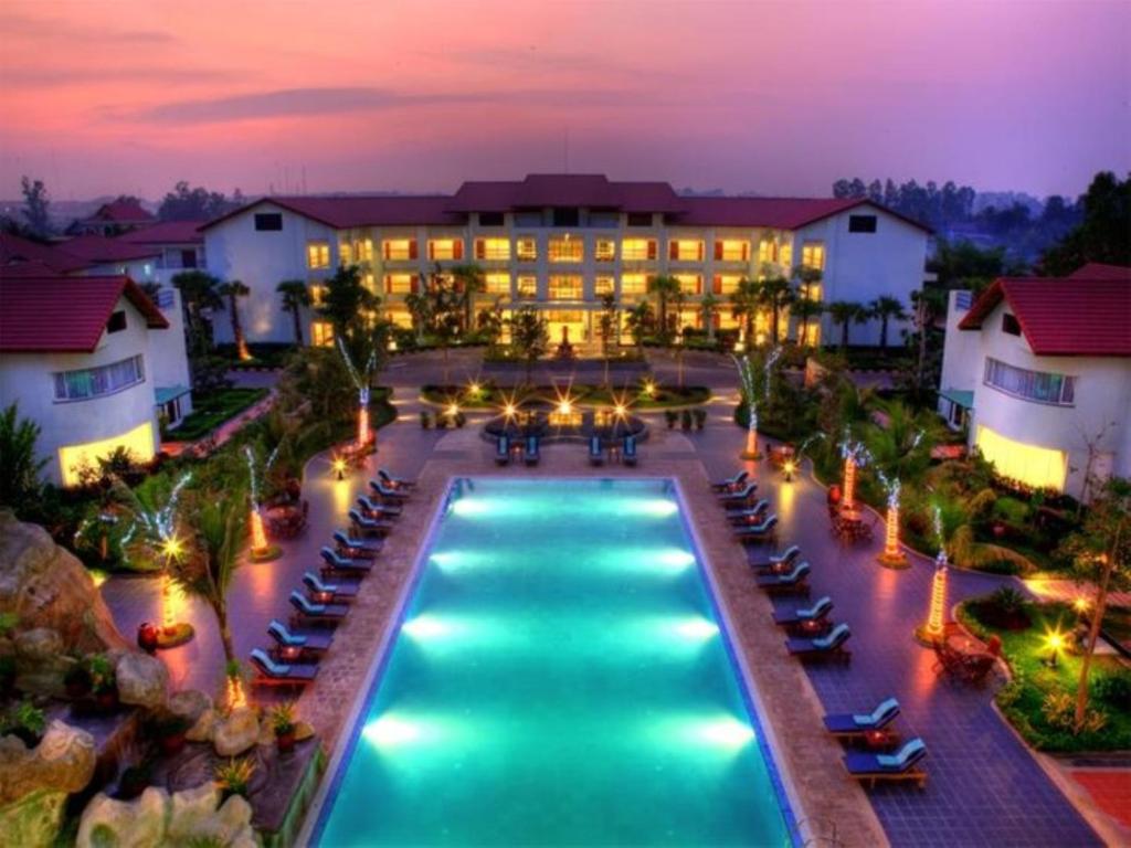 Bazén v ubytování EG Paradise Angkor Villa Hotel nebo v jeho okolí