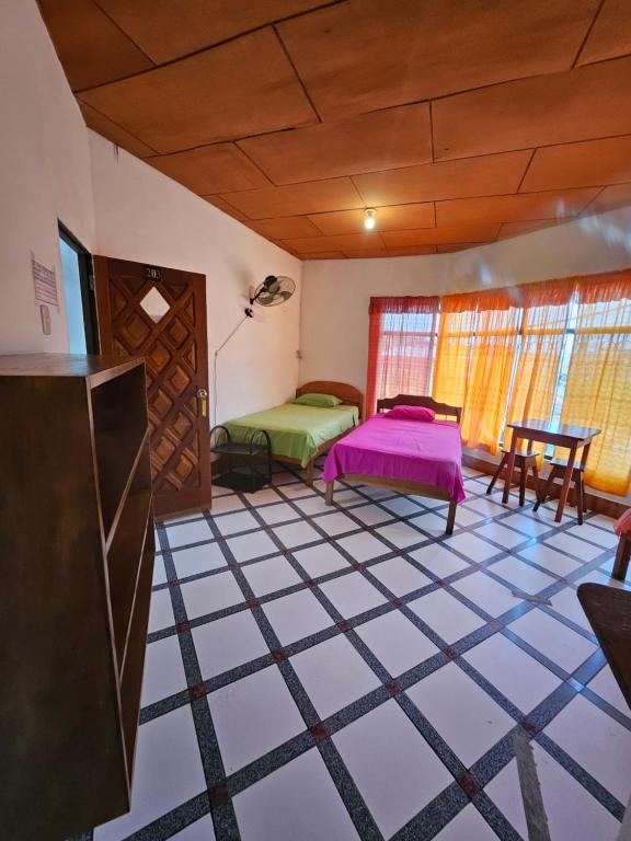 Camera con letto e tavolo di Sarisa House a Iquitos