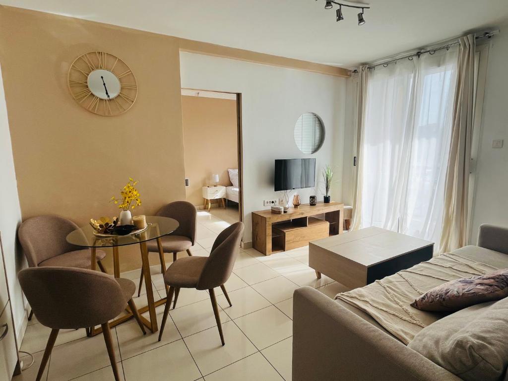 Ruang duduk di Appartement Vue Mer à Carry