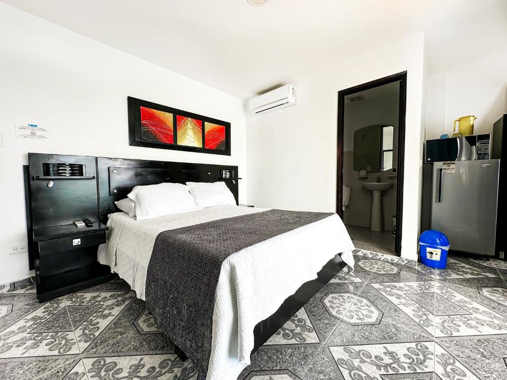 Postel nebo postele na pokoji v ubytování Caribbean Island Hotel