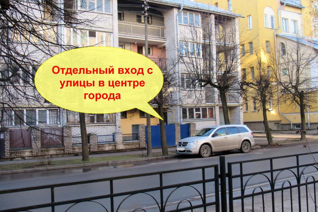 um sinal amarelo no lado de uma rua da cidade em Аpartment u Letnego Sada em Pskov