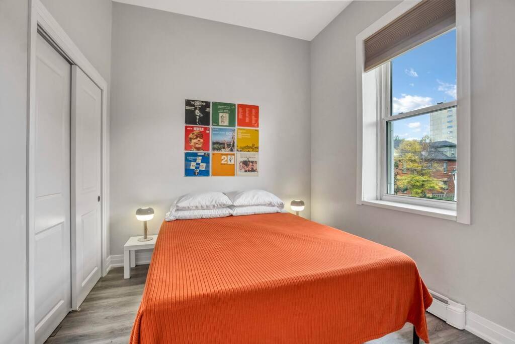 Postel nebo postele na pokoji v ubytování Chic Mid-Century Flat Downtown