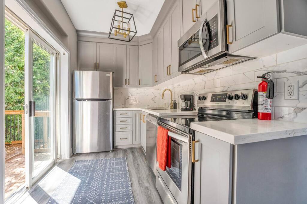 Kuchyň nebo kuchyňský kout v ubytování Chic Mid-Century Flat Downtown