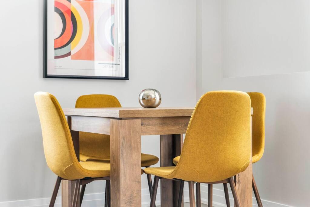 Posezení v ubytování Chic Mid-Century Flat Downtown
