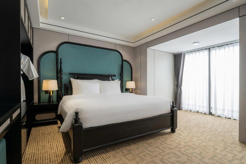 Postel nebo postele na pokoji v ubytování Hanoi International Hotel