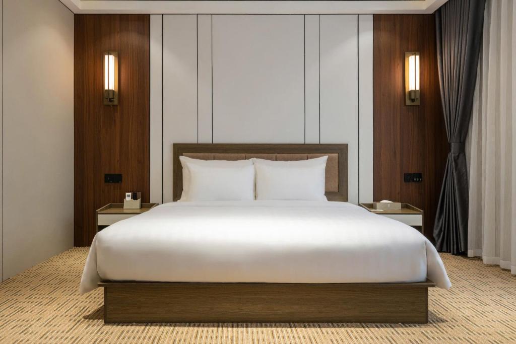 Postel nebo postele na pokoji v ubytování Hanoi International Hotel