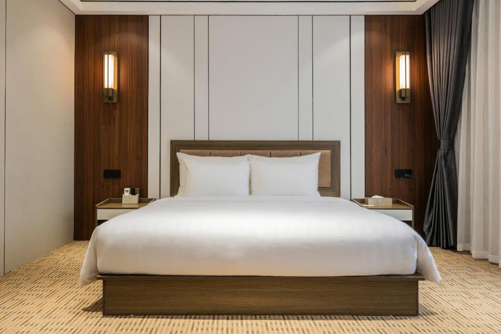 Postel nebo postele na pokoji v ubytování Hanoi International Hotel