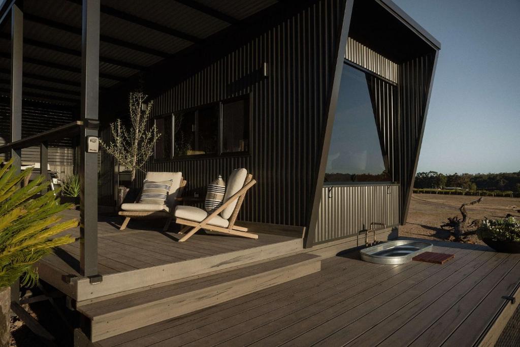 巴瑟尔顿Alisa the Tiny Cabin in Busselton的房屋设有2把椅子和水槽