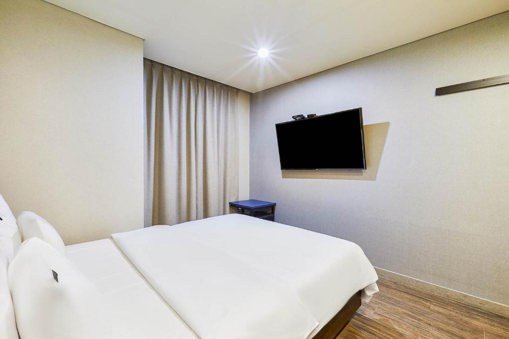 TV a/nebo společenská místnost v ubytování Icheon Paradise Hotel