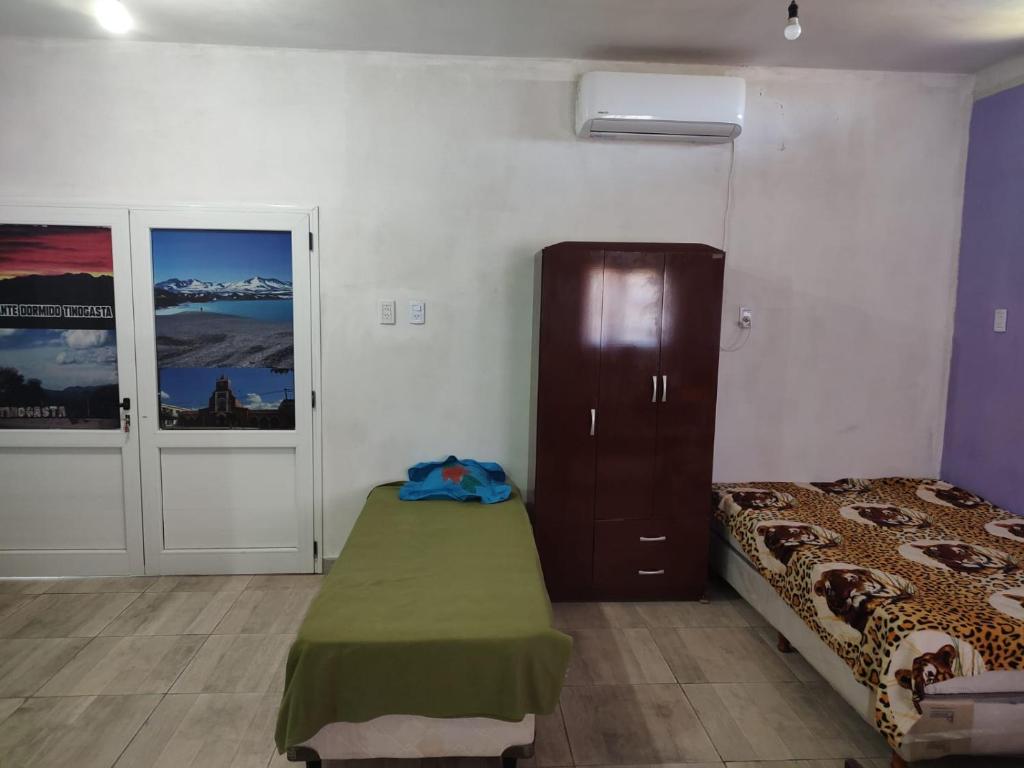 Un dormitorio con una cama y una cómoda. en Rinconcito Don Antonio, en Tinogasta