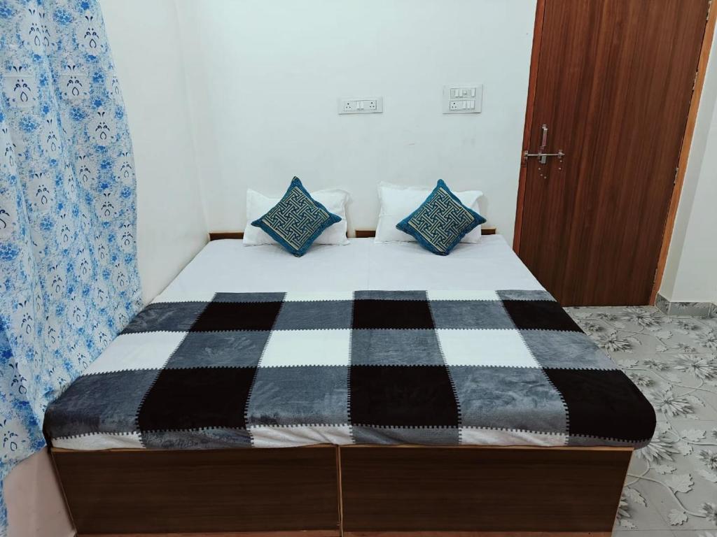 Postel nebo postele na pokoji v ubytování Awadh Green Home Stay - FREE PICKUP FROM AYODHYA DHAM RAILWAY STATION